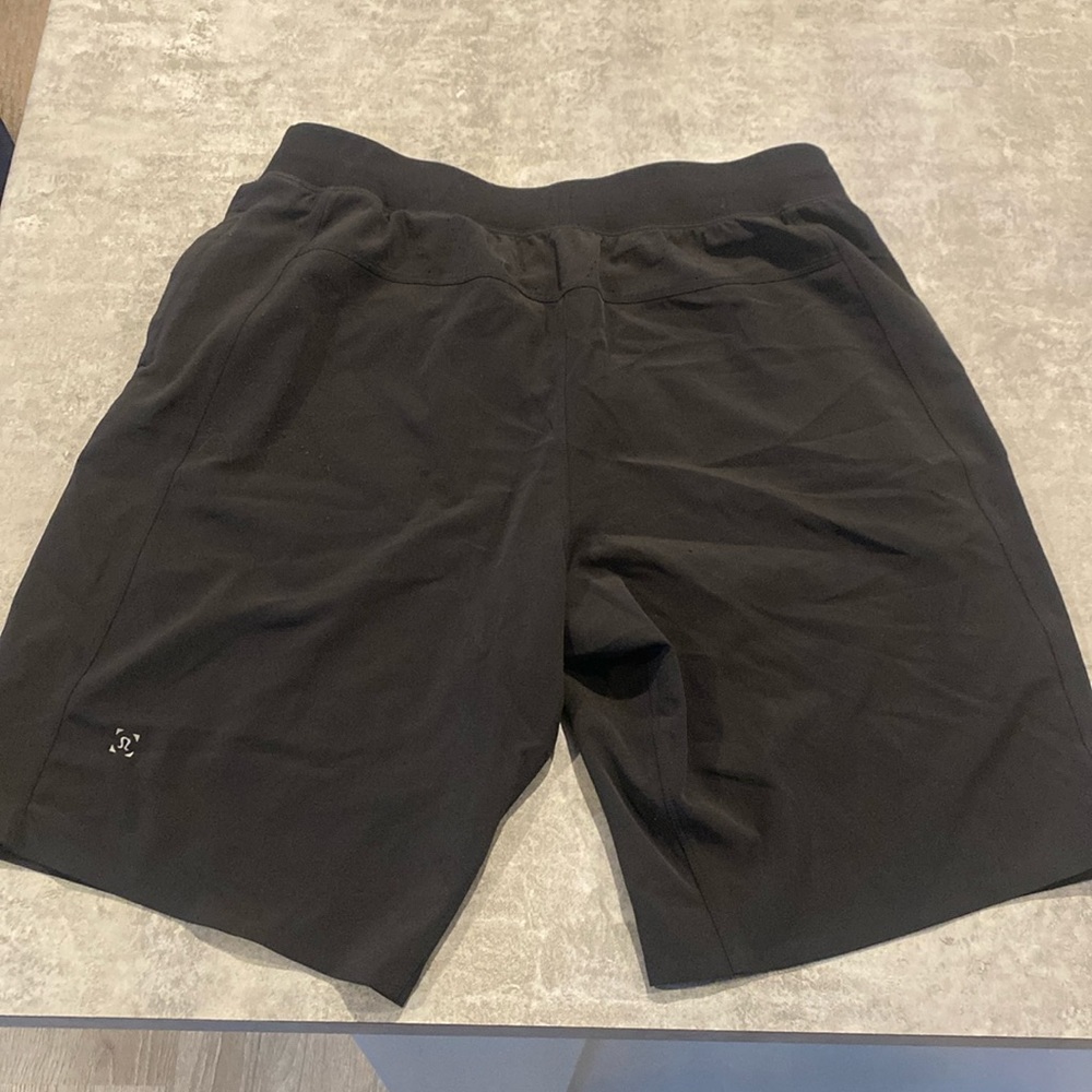 Lulu THE Short Black
- 9” inseam
- Older model Linerless
- Size Large